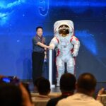 Chinesische Astronauten wollen bis 2030 auf dem Mond landen. Um dorthin zu gelangen, haben sie jetzt einen neuen Raumanzug