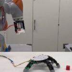 Dieser Roboterarm kann seine Hand abnehmen, um Gegenstände zu greifen